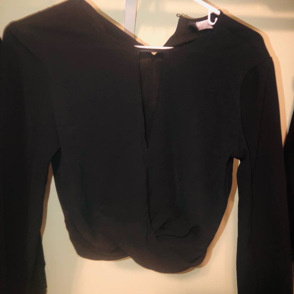 Cropped long sleeve thin with mesh sleeves and twist detail in the front.